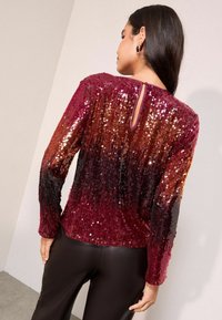 Garšām piedurkņu augšdaļa ar ombre dizainu, kas rotāta ar bordo, varavīksnes un melnām pērļu detaļām. Atvērta mugura, gluda auduma, pieguļošs piegriezums.