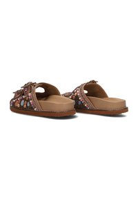 Bruine schuif-slippers met een ronde neus en een verhoogd platform. Decoratieve pareltjes in roze, blauw en tan op de bovenkant. Blootgestelde zijkanten, vlakke zool.