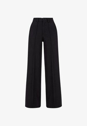 Fekete, magasderekú, bőszárú nadrág elülső varrással, övbújtatókkal és gombos rögzítéssel a derékrésznél.