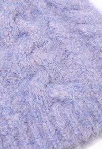 Tessuto lavorato a maglia di un viola chiaro con un motivo a treccia testurizzato, morbido e soffice, realizzato con un misto di filati chiari e scuri.