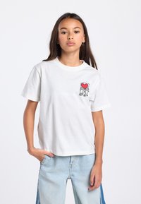 Wit katoenen T-shirt met een ronde hals, korte mouwen, en een rood hartmotief omringd door handen op de linkerborst.