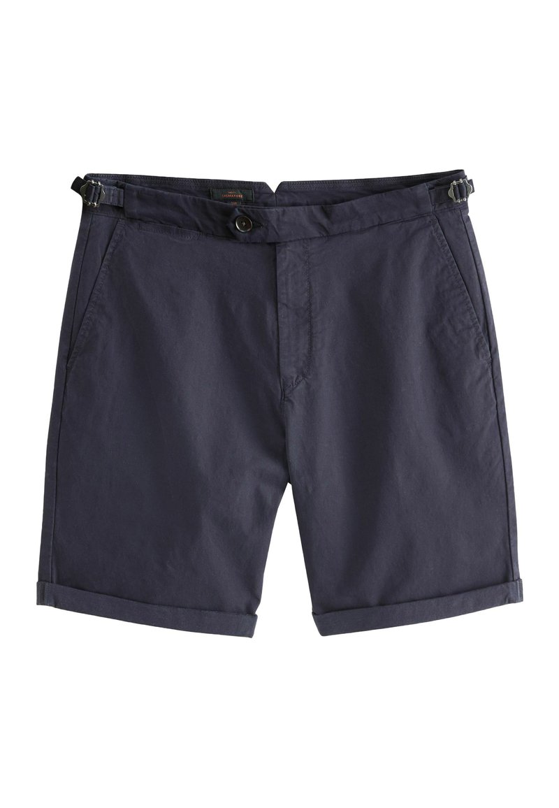 Pantalones cortos de algodón azul marino con cierre de botón, dos bolsillos laterales y dobladillos enrollados. Presenta un hardware de cintura ajustable.