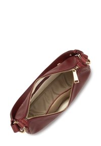 Petit sac à main en cuir bordeaux avec fermeture éclair dorée et anneaux, ouvert pour montrer l'intérieur en tissu beige et la poche intérieure.