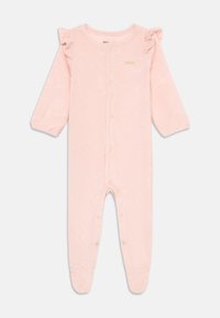 Rosa fleece heldrakt med lange ermer, volangdetaljer på skuldrene, frontlukking med trykknapper og subtilt bjørneansikt mønster. Myk tekstur over hele drakten.