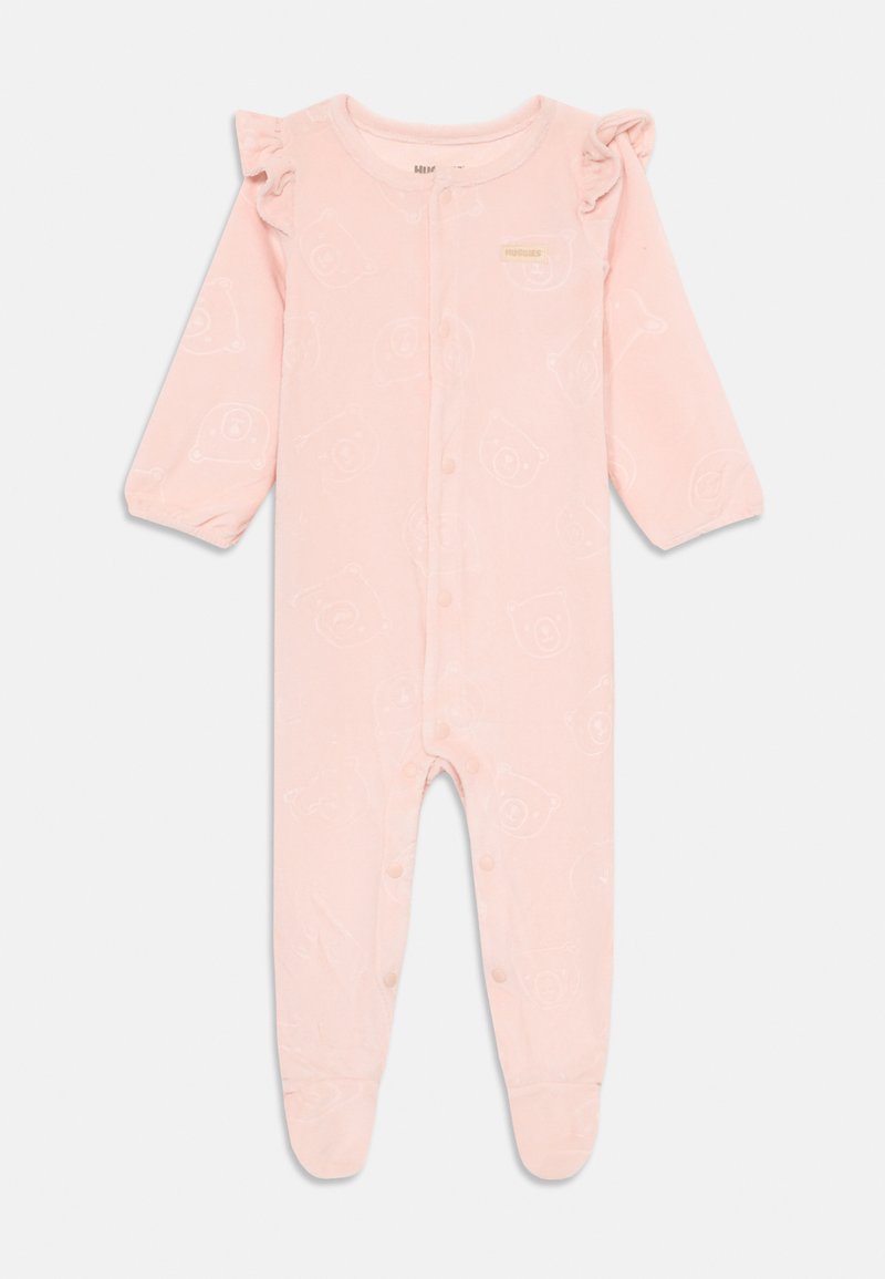 Salopetă din fleece roz, cu mâneci lungi, accente drăguțe pe umeri, închidere frontală cu capse și un model subtil cu fețe de urs. Textură moale pe tot parcursul.