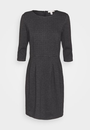 Robe gris foncé mi-longue avec manches trois-quarts et motif subtil en chevrons, taille cintrée et encolure ronde.