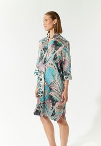 Seidenkleid mit einem lebhaften Blumenmuster in Türkis, Pink und Schwarz, im Mandarin-Kragen und mit Dreiviertelärmeln, knielang.