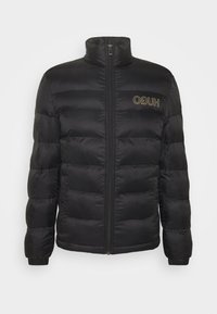 Giacca a vento nera con collo alto, cintura con zip e logo ricamato in oro. Design spesso e trapuntato con polsini e orlo elastici.