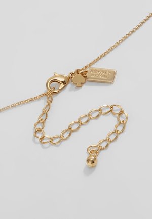 Collier en chaîne dorée avec fermoir en homard, maillons réglables, un pendentif en forme de pique et une plaque rectangulaire gravée de "kate spade new york".