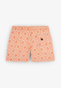 Shorts de bain orange, avec un motif ondulé blanc. Taille élastique avec une poche arrière et un petit bouton noir.