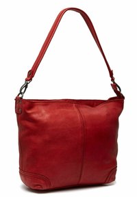 Punainen nahkainen olkalaukku, jossa on pehmeä tekstuuri, yksinkertainen muotoilu ja yksi hihna, joka on varustettu hopeanvärisillä yksityiskohdilla.