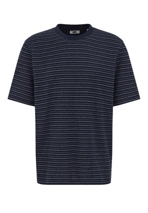 Tmavomodré tričko s vodorovnými bielymi pruhmi, krátkymi rukávmi a okrúhlym výstrihom. Vyrobené z mäkkej látky s hladkou textúrou.