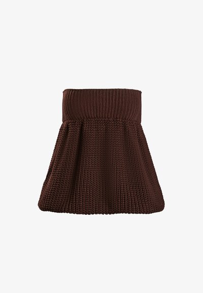Rjava pletena krila z rebrastim pasom in sproščenim krojem. Tkanina ima teksturirano prejo in mehak zaključek.