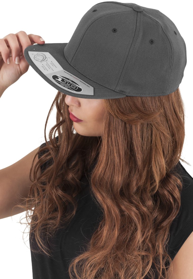 Sivina snapback kapa s ravnim obodom, izdelana iz blaga. Ima šest ventilacijskih lukenj in logotip na notranji strani oboda.