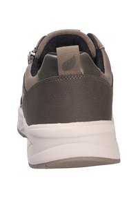 Chaussure de sport marron et vert olive avec un dos en cuir texturé, un col rembourré et une semelle en caoutchouc blanc. Comprend une languette en tissu.