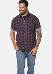 Kurzärmliges karierter Hemd in Marineblau und Burgunderrot mit einem Denim-Kragen-Akzent, ausgestattet mit einer Brusttasche und einer Knopfverschluss-Front. Lässiger Schnitt.