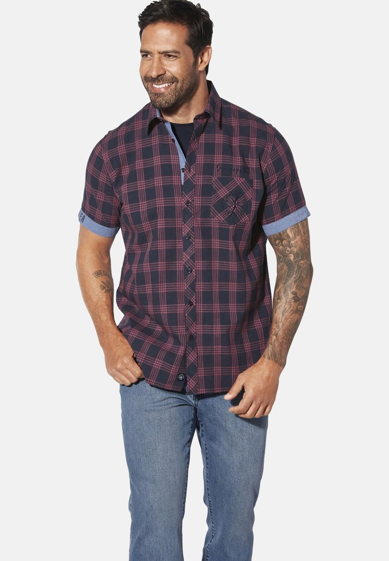 Kurzärmliges karierter Hemd in Marineblau und Burgunderrot mit einem Denim-Kragen-Akzent, ausgestattet mit einer Brusttasche und einer Knopfverschluss-Front. Lässiger Schnitt.