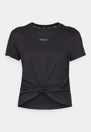 Svart t-skjorte med korte ermer laget av bomull, med en knyttet design ved kanten og "DKNY"-logo i rhinestein over brystet.