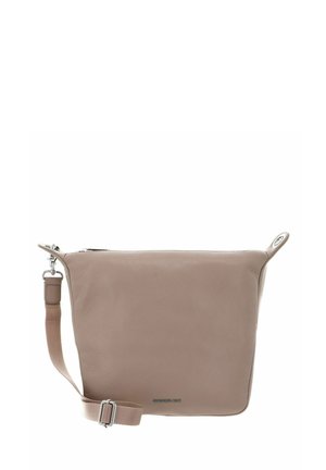 Sac en bandoulière en cuir beige avec une texture lisse, une fermeture éclair, une bandoulière réglable et un logo discret sur le devant.