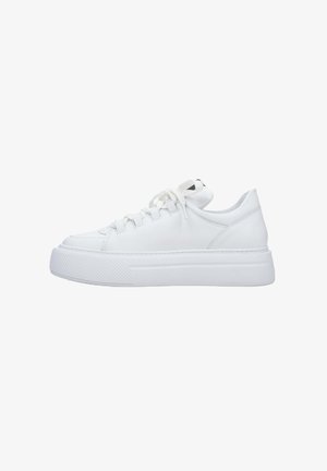 Baskets blanches avec un dessus en cuir lisse, bout rond et semelle en caoutchouc texturé. Présentent des lacets plats et un design bas.
