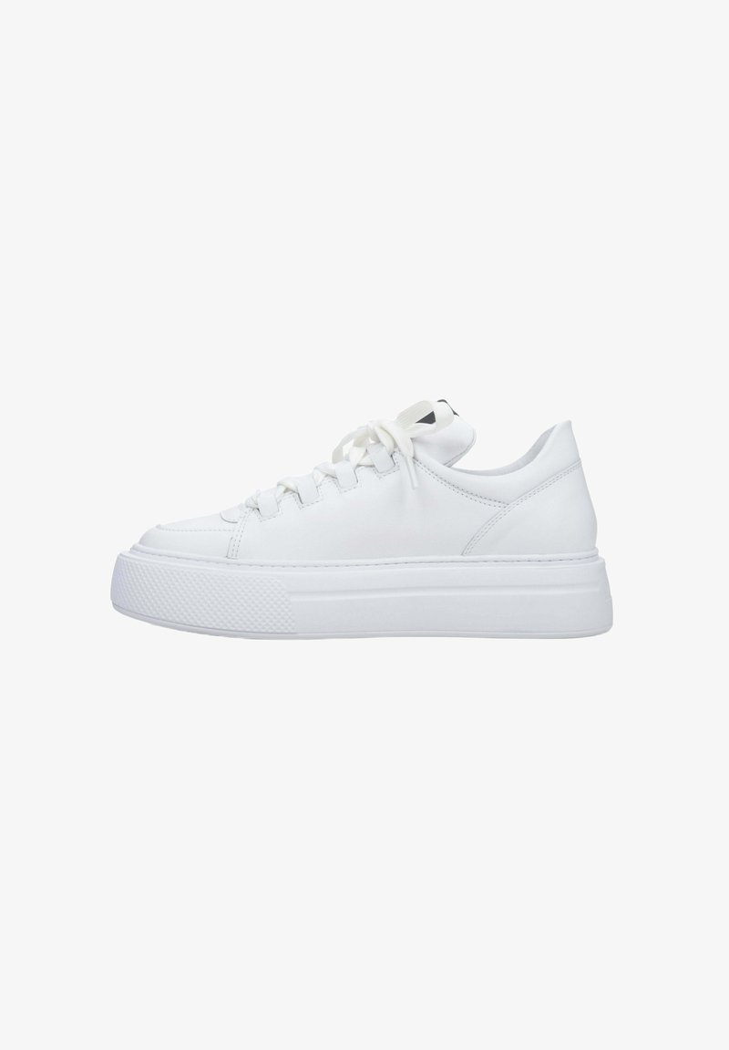 Witte sneakers met een glad leren bovenwerk, ronde neus en een gestructureerde rubberen zool. Voorzien van platte veters en een laag profiel ontwerp.