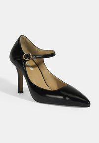 Schwarze Lackleder-Peeptoes mit spitzem Schuh und Knöchelriemen, der mit einer goldenen Schnalle versehen ist. Glatte Oberfläche und schlanker Absatz.