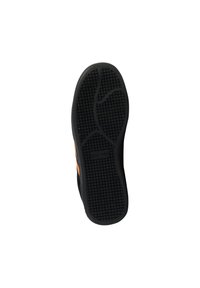Suola di scarpa nera con superficie texturizzata; presenta un motivo antiscivolo e accenti arancioni sui lati. Bordo liscio, materiale durevole.