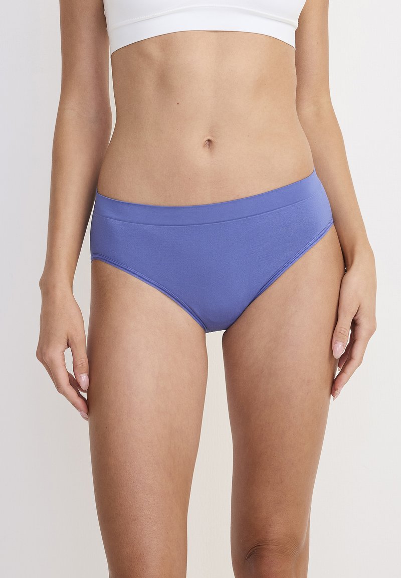 Hoog geplaatste paarse bikini slipjes van gladde stof, met een naadloze tailleband en een ontwerp met gematigde bedekking.