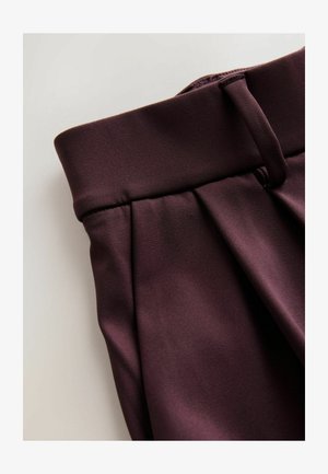 Bordowe spodnie z tkaniny z szerokim pasem, plisowanym przodem i gładką fakturą. Charakteryzują się dyskretnym przeszyciem i starannym wykończeniem.
