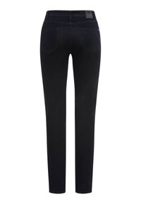 Donkerblauwe slim-fit jeans gezien vanuit de achterkant met twee achterzakken en een klein merkembleem op de tailleband.