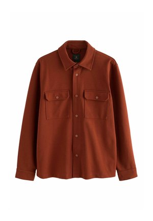 Rostfarbene Button-up-Shirtjacke mit langen Ärmeln, zwei vorderen Klappentaschen und einem Kragen, auf einem weißen Hintergrund präsentiert.