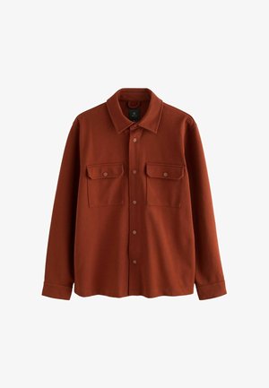 Roestkleurig button-up shirtjack met lange mouwen, twee voorste flapzakken en een kraag, weergegeven op een witte achtergrond.