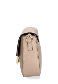 Borsa a mano in pelle beige con forma arrotondata, dotata di un accento in metallo dorato, cerniera laterale e finitura testurizzata per un tocco in più.