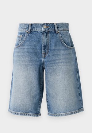 Hellblaue Denim-Shorts mit geradem Schnitt, fünf Taschen und bronzefarbenen Beschlägen. Mit fransigem Saum und einer ausgewaschenen Waschung.