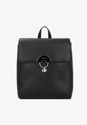 Černý kožený batoh s hladkou texturou, uzávěrem na klopu a stříbrným kroužkem ozdobeným drobnými dekoračními přívěsky.
