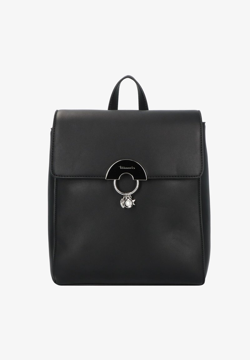 Černý kožený batoh s hladkou texturou, uzávěrem na klopu a stříbrným kroužkem ozdobeným drobnými dekoračními přívěsky.