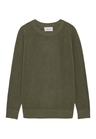 Oliivivihreä ribbipaita pyöreällä kauluksella, raglan-hihoilla sekä ribbireunuksilla hihansuissa ja helmassa. Valmistettu teksturoidusta neulemateriaalista.