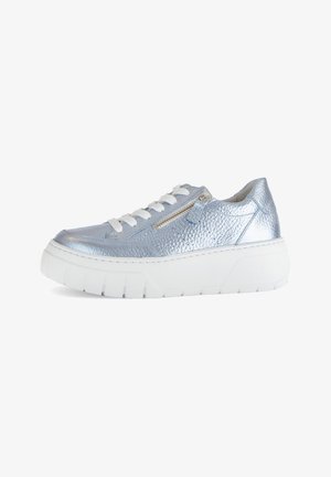 Metallisch blauwe sneaker met een textuur oppervlak, witte veters en een zijrits. Beschikt over een dikke witte zool voor extra hoogte en ondersteuning.