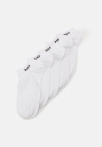 Ensemble de cinq chaussettes blanches de cheville en matériau doux, présentant un logo noir "BOSS" sur le revers. Texture lisse avec un bout arrondi.
