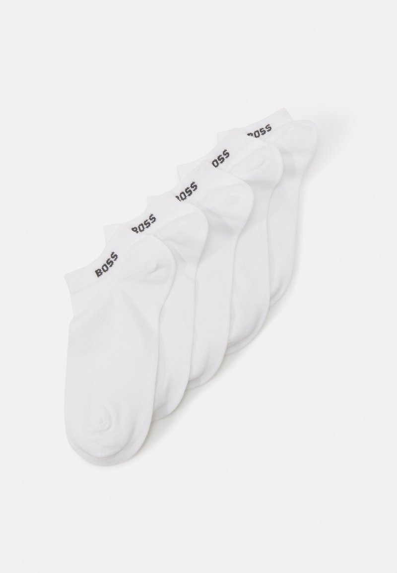 Ensemble de cinq chaussettes blanches de cheville en matériau doux, présentant un logo noir "BOSS" sur le revers. Texture lisse avec un bout arrondi.