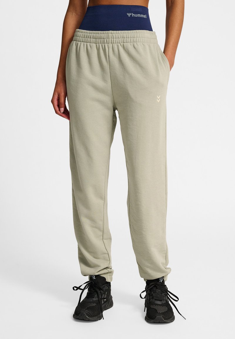 Ljusgrå sweatpants med elastisk midja, liten logodetalj och sidofickor. Mjuk bomullsblandning, tapered passform.