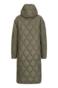 Long manteau olive en tissu matelassé avec capuche, arborant des coutures en forme de goutte d'eau sur le dos et les manches.