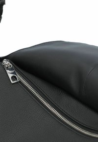 Borsa a tracolla in pelle nera con superficie liscia, cerniera in metallo argentato e forma arrotondata. I dettagli delle cuciture mettono in risalto il design.