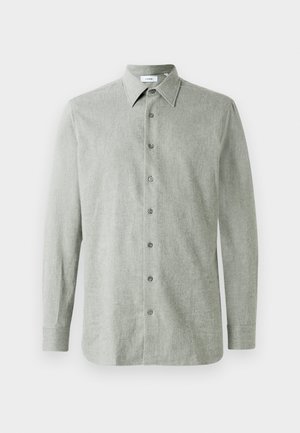 Camisa de manga larga abotonada en gris claro, hecha de una tela con una textura sutil, con un cuello y cinco botones grises en el frente.