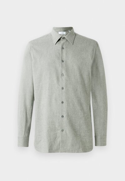 Srajca z dolgimi rokavi in gumbom v svetle sivi barvi, narejena iz tkanine z subtilno teksturo, z ovratnikom in petimi sivo obarvanimi gumbi spredaj.