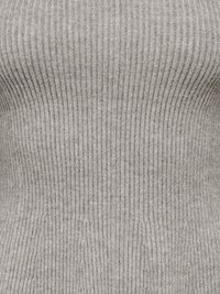 Pull en maille côtelée grise avec une silhouette cintrée, des lignes verticales et une texture douce. Aucun élément métallique visible ni ornement.