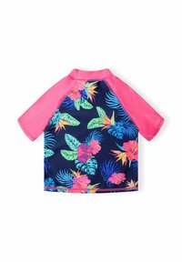 Dětský rash guard s tmavě námořnickým květinovým vzorem a růžovými rukávy. Vyrobený z elastického materiálu, má vysoký límec a krátké rukávy.