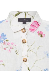 Witte linnen blouse met kleurrijke bloemmotieven in roze en blauw, een gestructureerde kraag en twee grote, ronde knopen. Label zichtbaar.