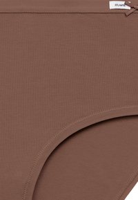 Brązowe bawełniane figi o gładkiej fakturze, z zaokrąglonym brzegiem i małą kokardką na pasku, z napisem "ATLANTIC".