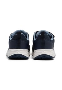 Marinblå träningsskor med ovandel i mesh, vadderad krage och vit gummisula. Har en dragflik bak och texturerade mönster på sulan.